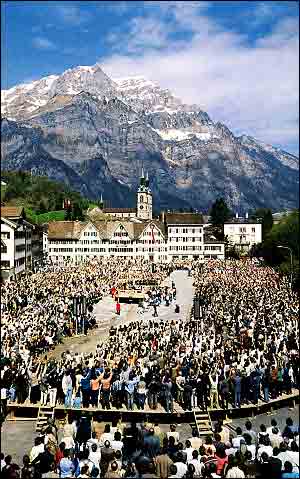 Die Landsgemeinde Glarus. Im Hintergrund die Stadtkirche Glarus vor dem Berg "Wiggis"